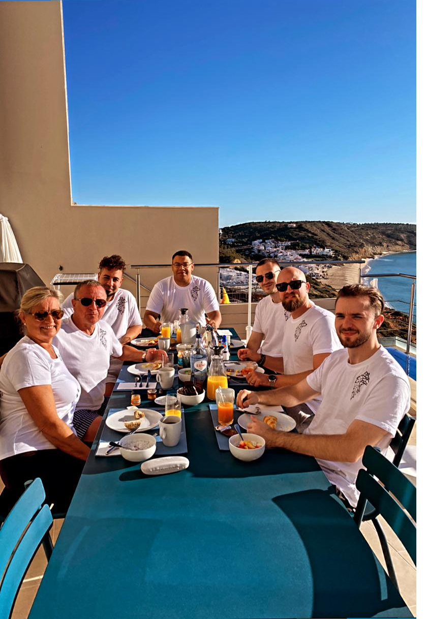 Das Team gemeinsam beim Frühstück